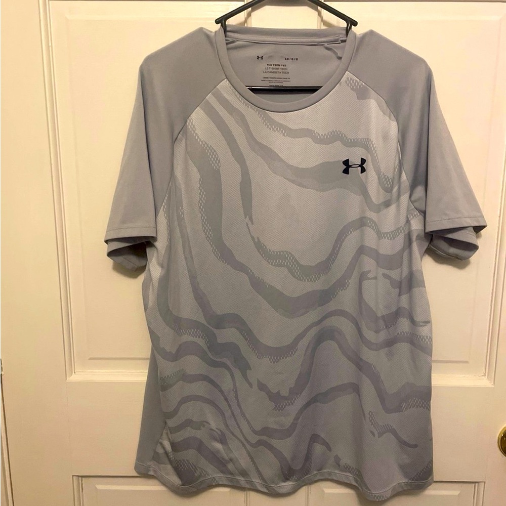 Men’s large under armor T-shirt